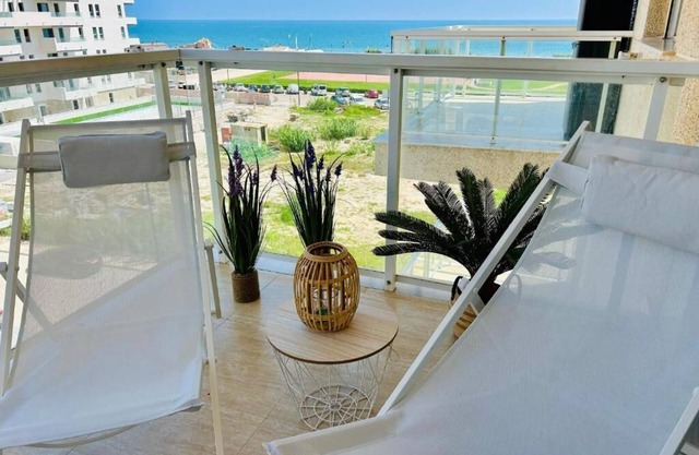 Marina Gaviota Beach