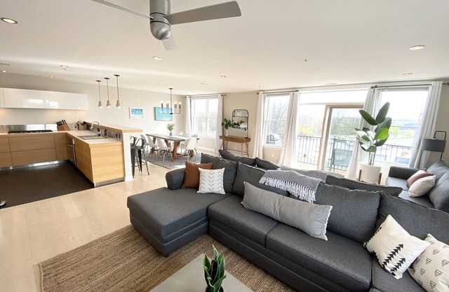 Marina View/Rooftop deck! Walk to Silver Beach/downtown! 2 Restaurants nextdoor