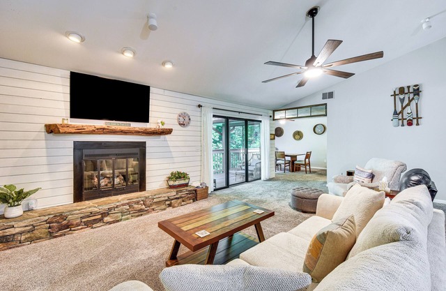 Marina Villa Condo at Lake Keowee w/Fireplace