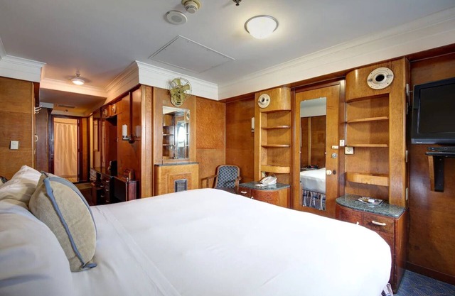 Maritime Majesty! Short Walk to Long Beach Cruise Terminal, Pets Allowed