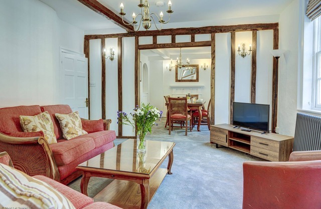 Market Place Cottage | Woodstock Holiday Let | 3 Beds & Sleeps 6