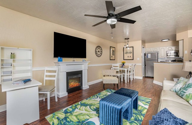 Mary-Etta2 · Elegant Ground Floor King Bed Condo · Half Mile from Beach