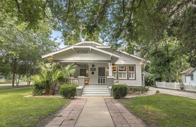 "Mary's Nest" Bungalow in Downtown Columbus, TX