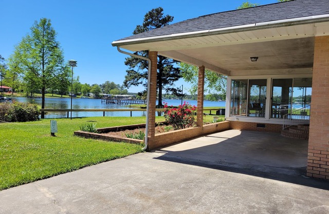 Mary's Place​ -A waterfront home on Lake Marion