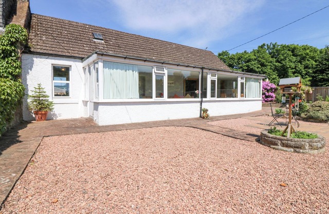 MARYLAND COTTAGE, pet friendly, with hot tub in Abernethy