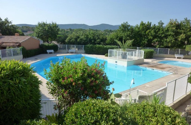 Mas dans résidence avec grande piscine