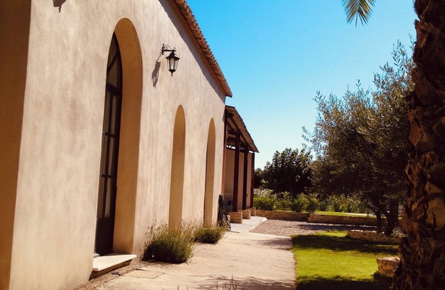 Mas renovated with 6 bedrooms and 4 bathrooms and a heated swimming pool