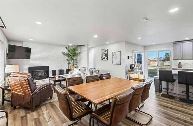Massive 3 bedroom/Sleeps 10!