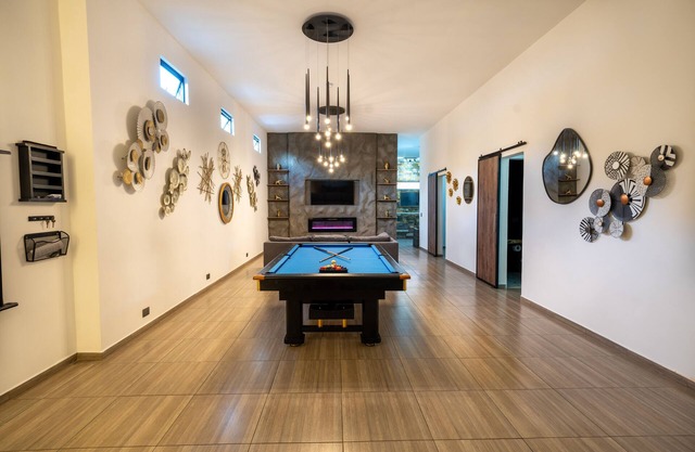 Massive Jacuzzi - 6 Bedroom with Private Bathroom - 1 block from LLeras P11