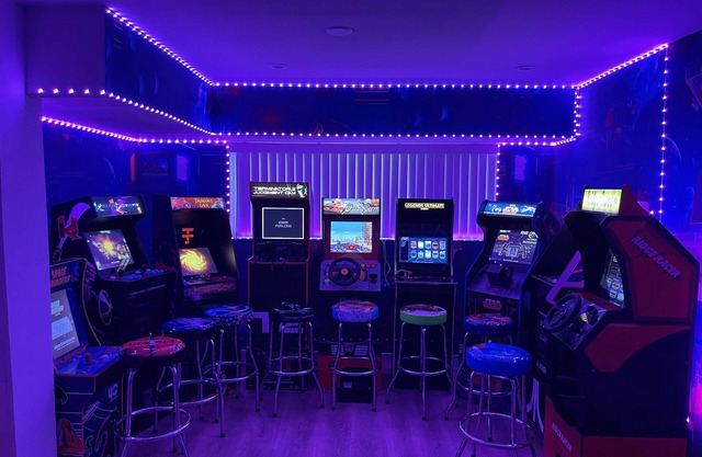 Massive Themed 5BR w/Game Room/Hot Tub/Pool Table
