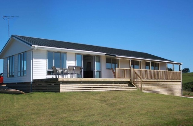 Matakawau Family Bach - 50 minutes from Drury Motorway