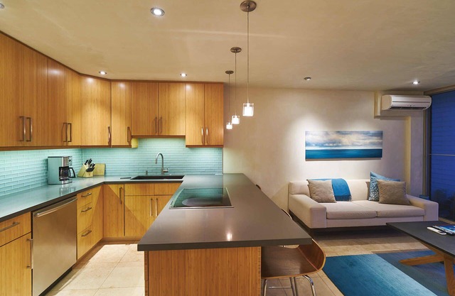 Maui Modern North Shore Beach Condo - Walk to Mamas Fish House! AC, Fast WiFi