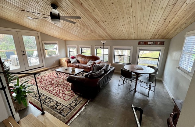 Mayberry’s Best! Peaceful, Bonus Room, Deck, Huge Yard, 5 min to downtown