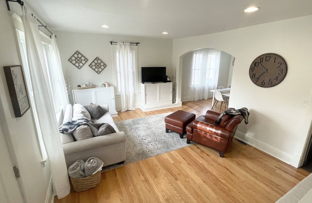 Mayo Discount! Main floor bath and laundry. 3 blocks to Mayo Clinic