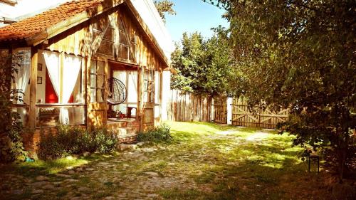 Mazurskie Klimaty - niezależny, ogrodzony apartament z werandą