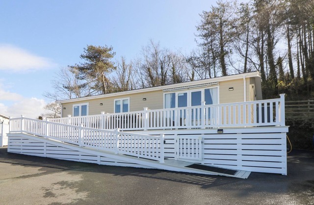 MCAULIFFE LODGE, family friendly, luxury holiday cottage in Borth