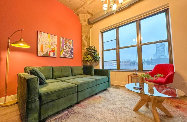 McCormick 2B/2Ba for up to 8 guests with Skyline view and optional parking