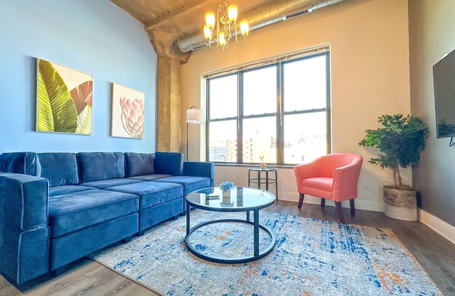 McCormick 2BR with Skyline View Near Soldier Field & Museum Campus