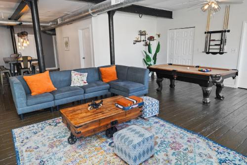 McCormick Place Spacious 5BR Suite with Pool Table & Optional Parking Sleeps 10 Near Soldier Field and Grant Park