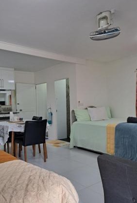 Mead Road Homestay Tours & Transfers Studio