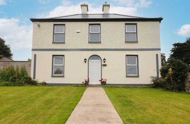 MEADOW VIEW, family friendly, with open fire in Quin, County Clare