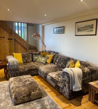 Meagill Cottage Sleeps 4 with Hot Tub & Parking