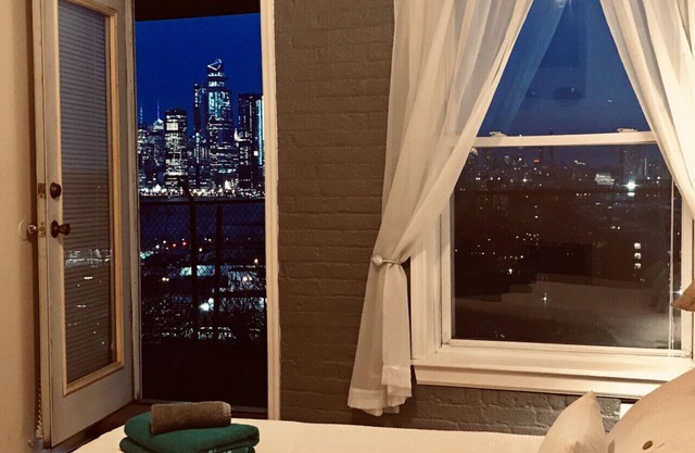 Mega Stunning Skyline View - APT 4-5 Combination - Sleeps 25 - 15 mins to NYC