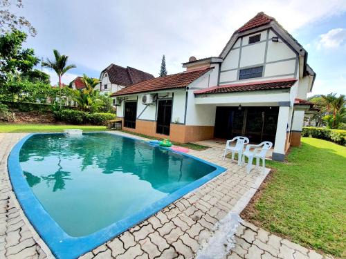 Melaka Afamosa Villa with Private Pool for 10 pax
