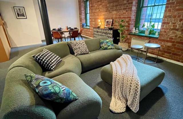 Melbourne Riverside Retreat with Pool. Central Location. Family-Friendly.