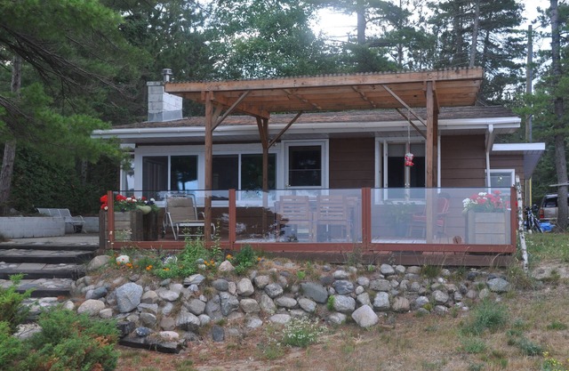 Memories: Classic updated Lake Michigan Knotty Pine Cottage on private beach