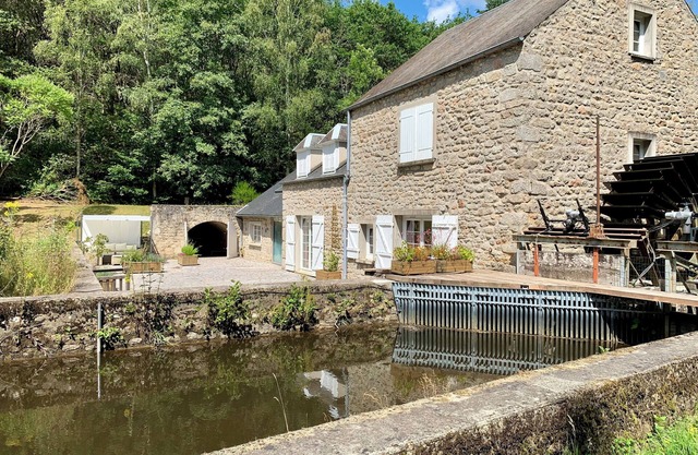 Merveilleux Moulin Dans le Morvan, 6ha en Bord de Rivière et de Forêt. 15 pl