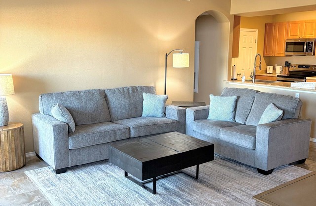 Mesa 3 Bedroom Condo with Balcony and Pool Access