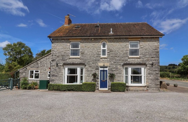 METCALFE HOUSE, pet friendly, with open fire in Compton Dundon