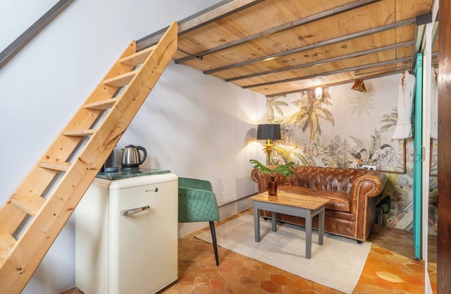 Mezzanine Room - DOG Admiral Urban Guest House