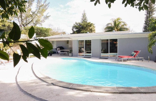 Miami Beach Villa with Sparkling Pool! Sleeps 10+!