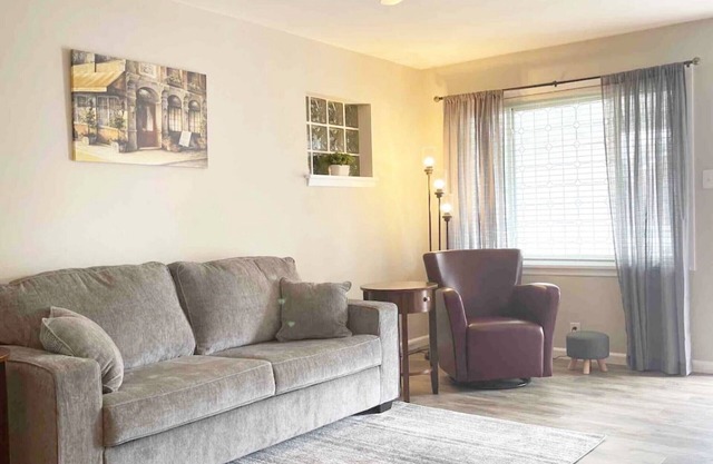 Mid Central Spot Near Attractions W/D & Workspace