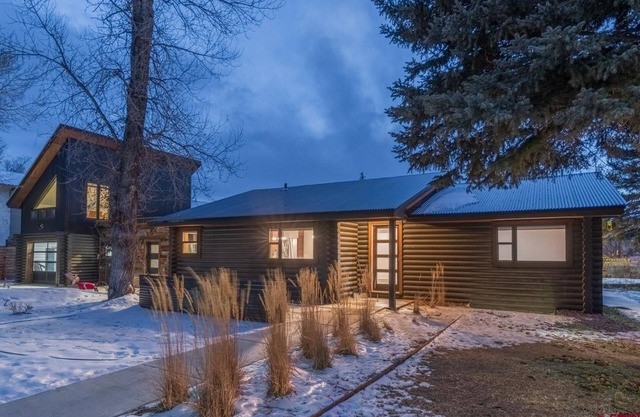 Mid Century Gem! Close to campus, downtown and bus stop. Clean and comfortable.