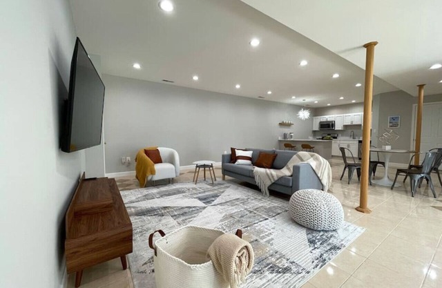 Mid-Century Luxury Retreat, 2 BEDR, Kitchen, Sauna, Walk to Shops + Restaurants