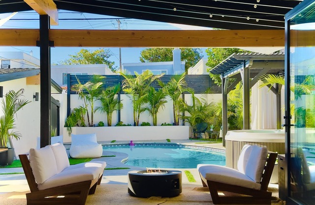 Mid Century Modern Beach Villa - Close to beaches, parks, Disneyland, Aquarium