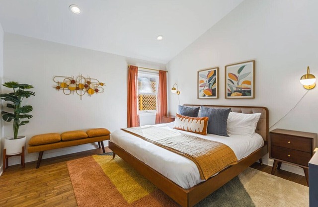 Mid-Century Modern Nashville Condo Near Restaurants, Coffee & Bars