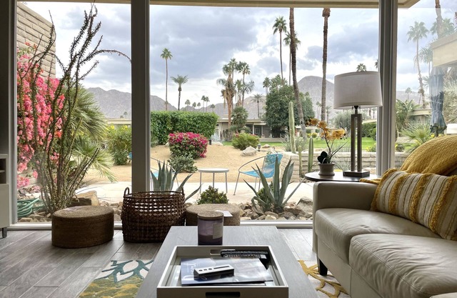 Mid Century, Quiet Gated Community. Tennis, Pickleball, Pools, Spa, Pets, Garage