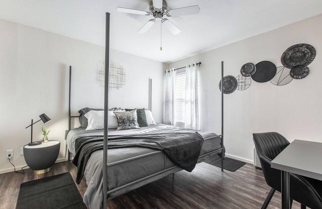 Mid-Rise Luxury 1 BR 1 BD Free Carport Parking WiFi and Dedicated Workspace