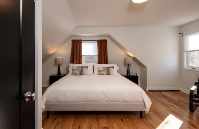 Mid-Term 4Bed/2Bath, 2x King Beds, 2x Queen Beds