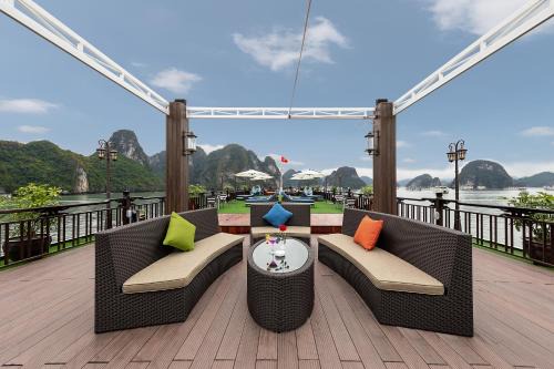 Midori Preminum Cruise in Ha Long Bay