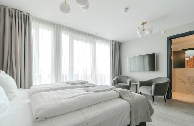 Midtown Hotel - Double Room with Balcony