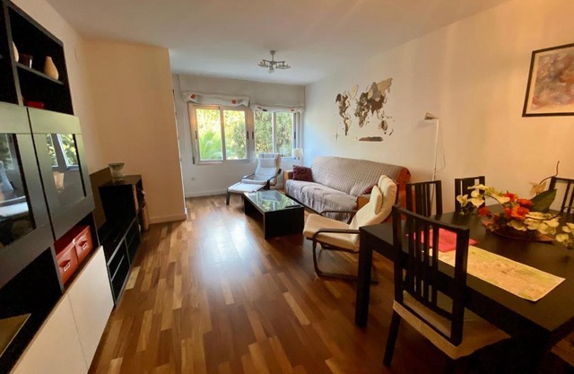 Mike´s apartment. Parking y piscina