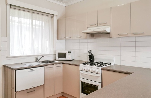 Mildura 2 Bedroom apartment with floorboards