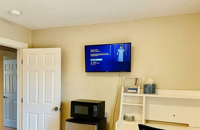 Milford Queen Room l Fast Wi-Fi, AC, Parking – Near Hospital & I-495