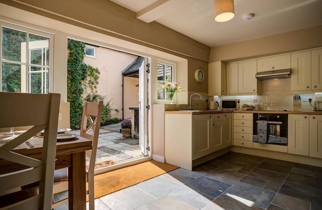 MILL RACE, pet friendly, character holiday cottage in Burford