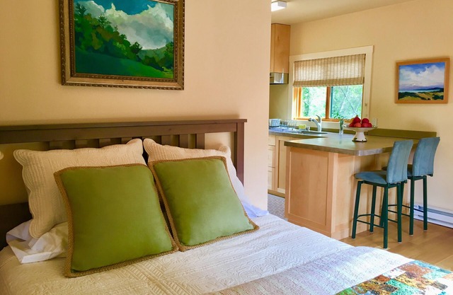 Mill Valley Nature Cottage. Sunny. Serene. Romantic Getaway. Hikers/Bikers Dream